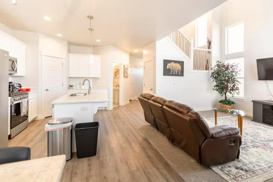 Villa Brand New 3-Beds Stylish Entire House At Lehi Exterior foto